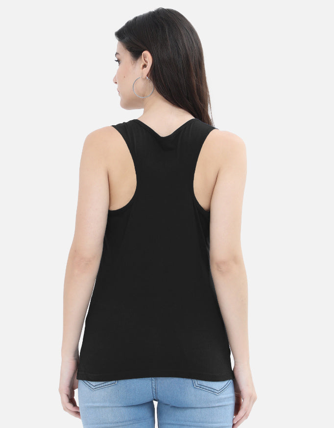 Woman wearing black sleeveless tank top and blue jeans, Nairove Closet fashion